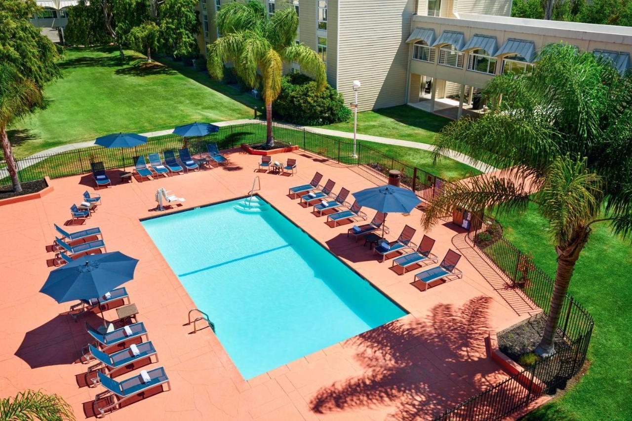Hilton Oakland Airport Hotel Exterior foto